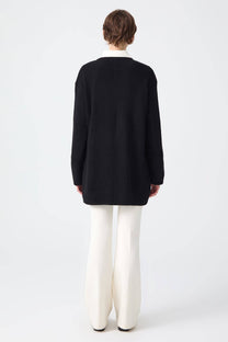 Cardigan lungo nero con bottoni dorati e colletto a contrasto