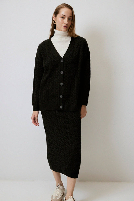 Set cardigan e gonna midi a trecce in maglia nera