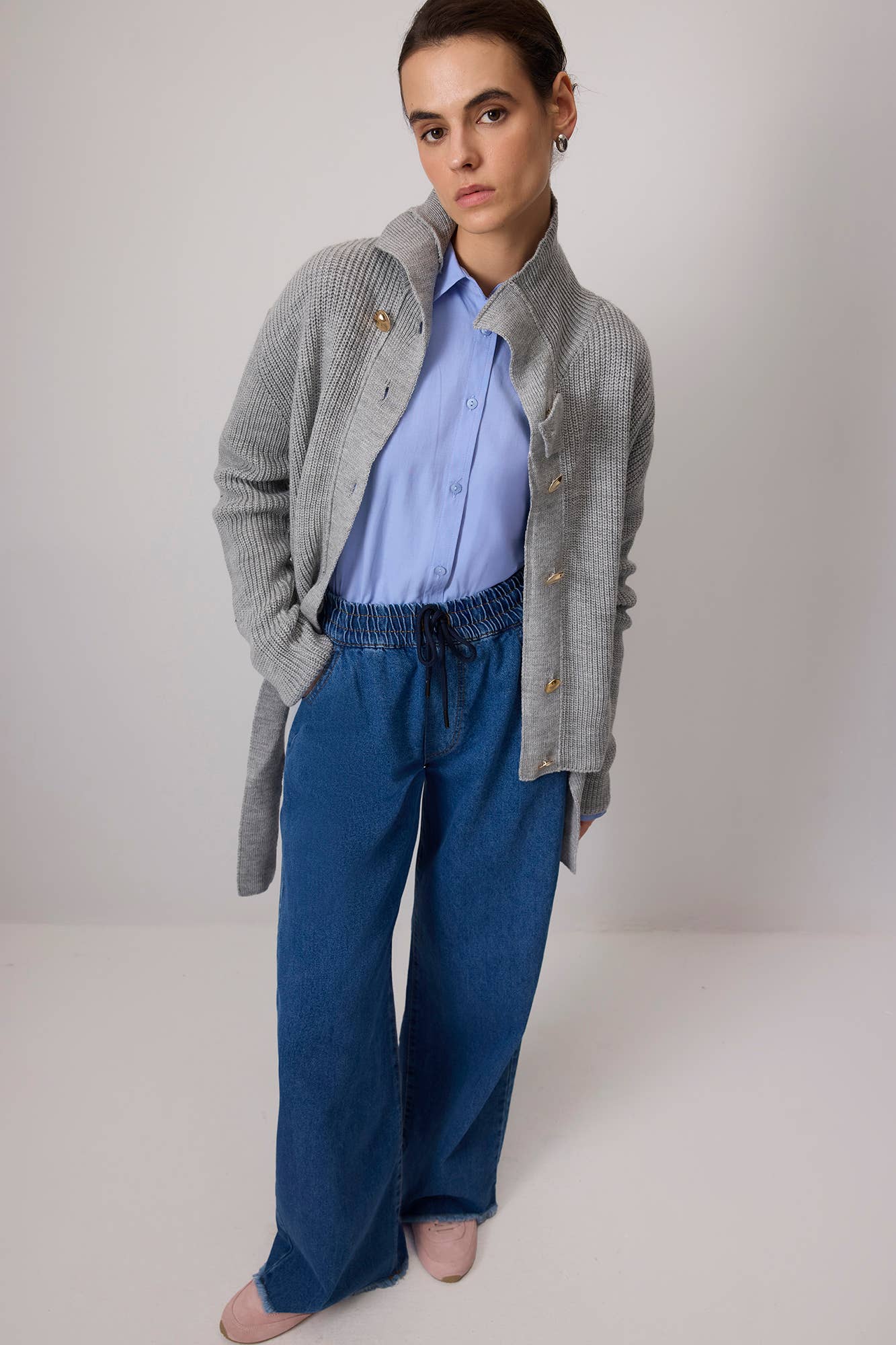 Jeans a gamba larga con vita elastica e orlo sfrangiato