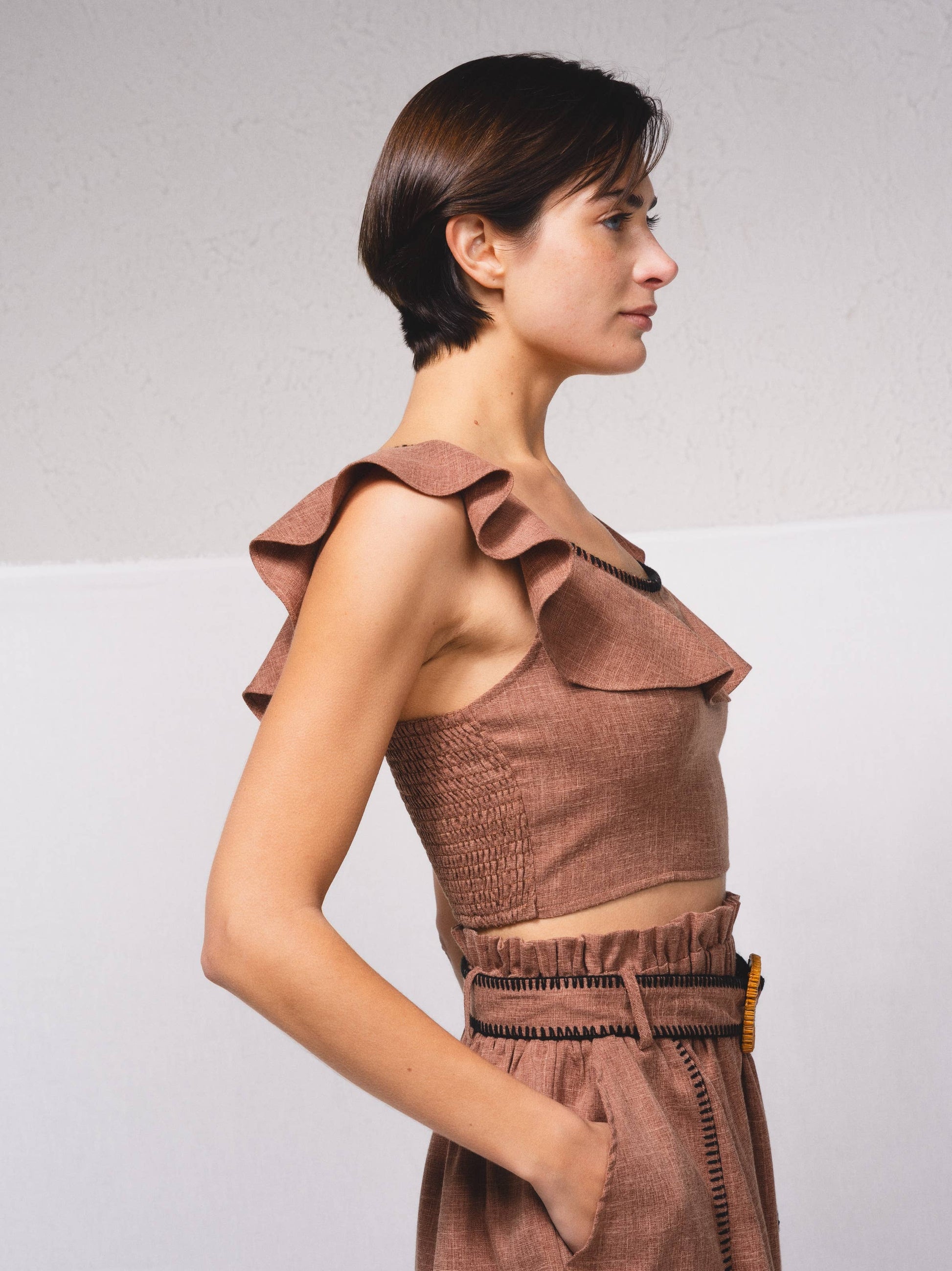 Top crop aderente con volant