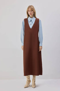 Abito pinafore lungo marrone con scollo a V