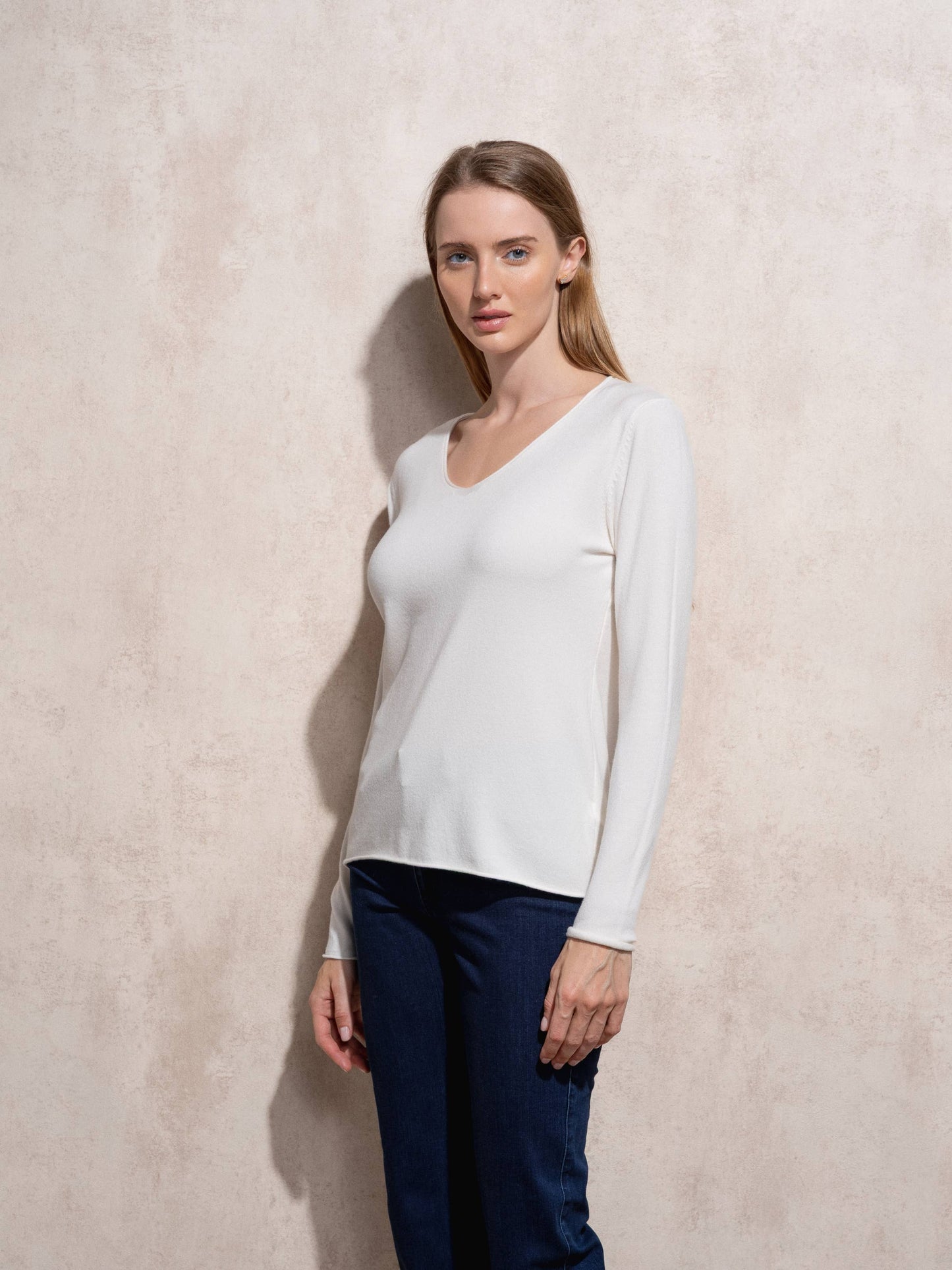 Maglia basic in viscosa con scollo a V