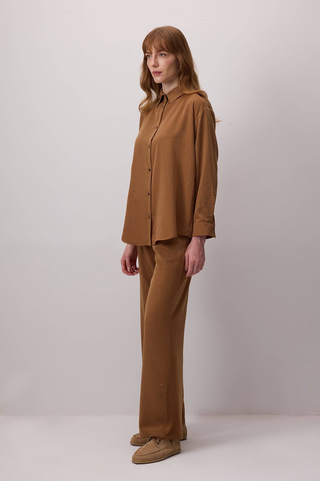 Completo Cupra camicia e pantaloni con micro strass cammello