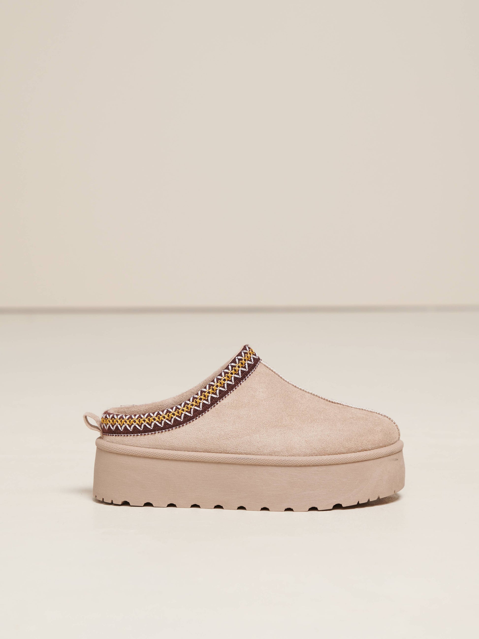 Sabot platform in tessuto con bordura ricamata