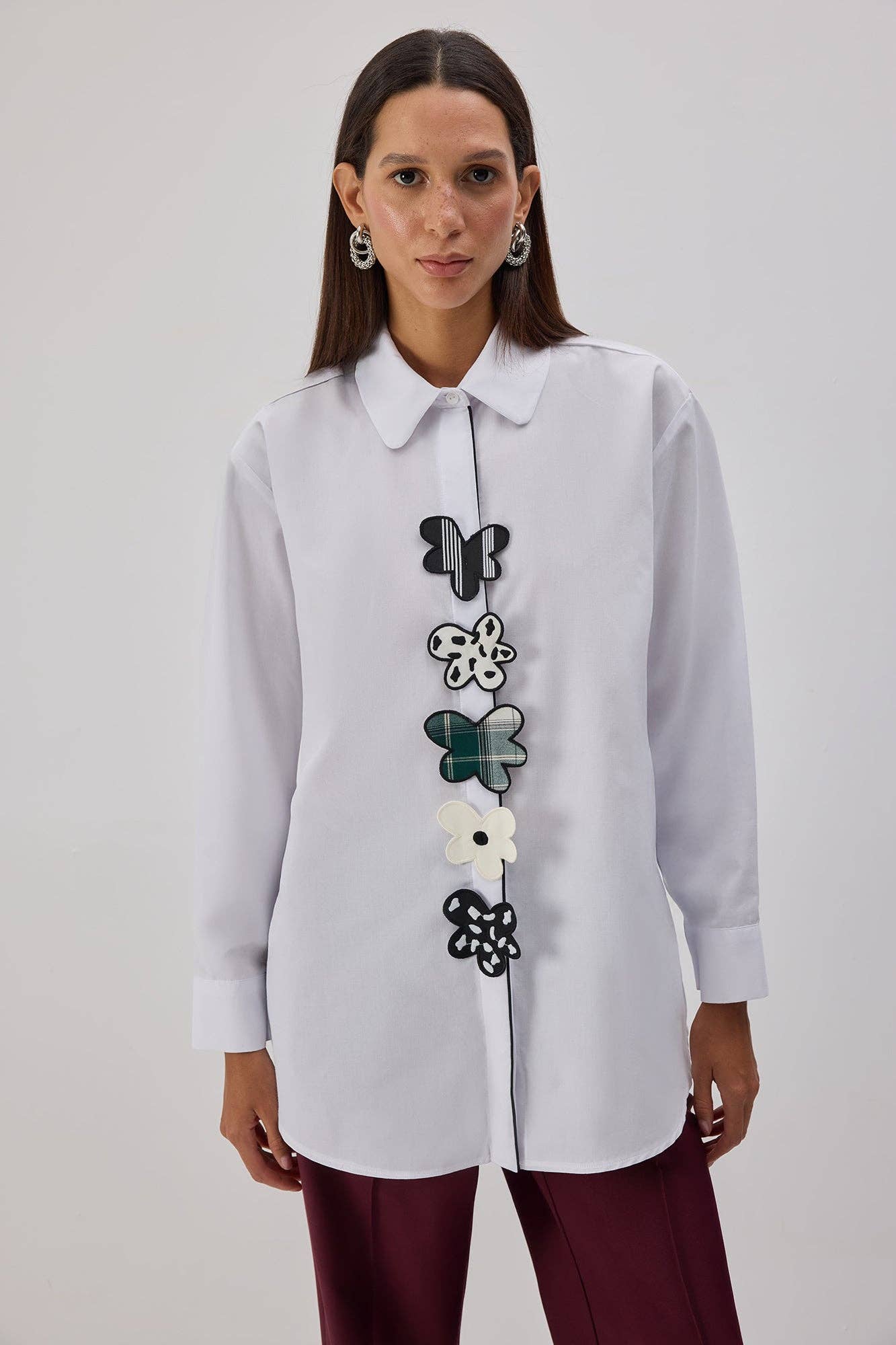 Camicia in popeline con applicazioni floreali