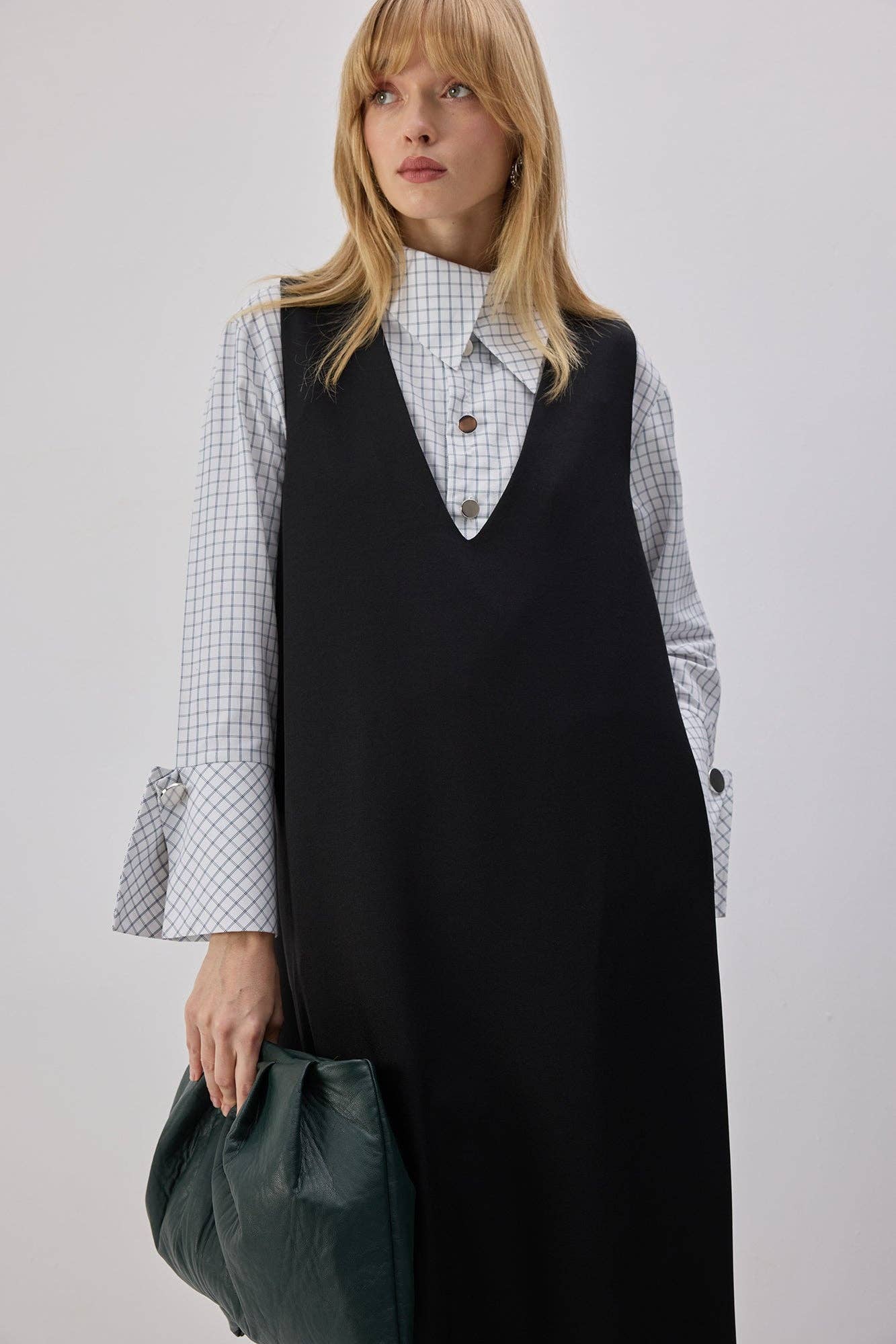 Abito pinafore nero con scollo a V