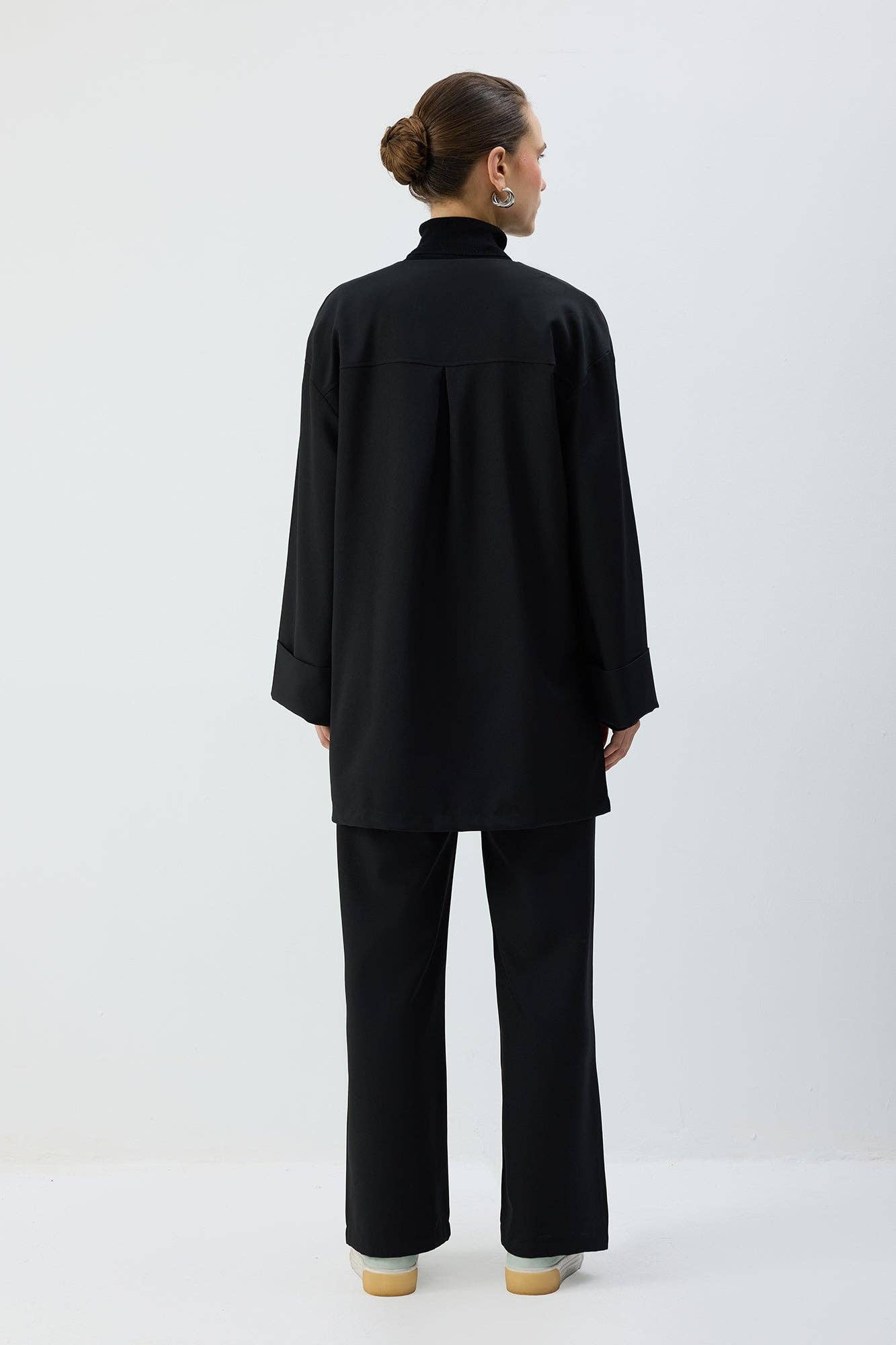 Giacca nera oversize con scollo a V e bottone