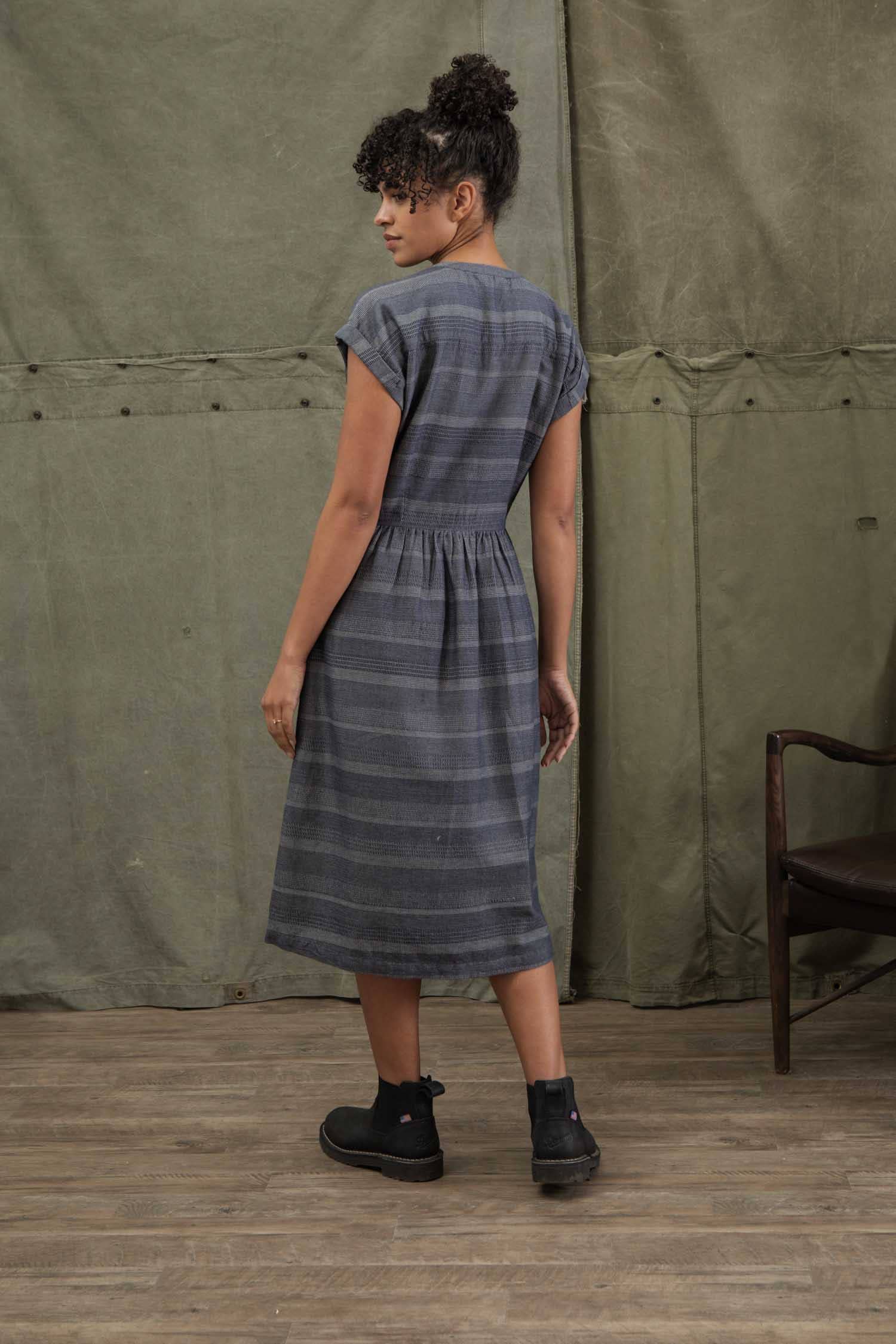 Abito midi Ira a righe con scollo a V