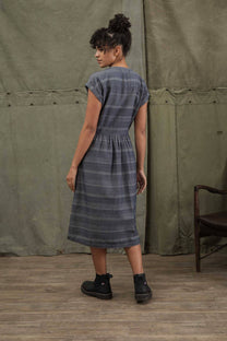 Abito midi Ira a righe con scollo a V
