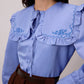 Camicia blu con colletto alla marinara arricciato