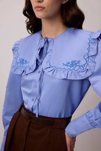 Camicia blu con colletto alla marinara arricciato