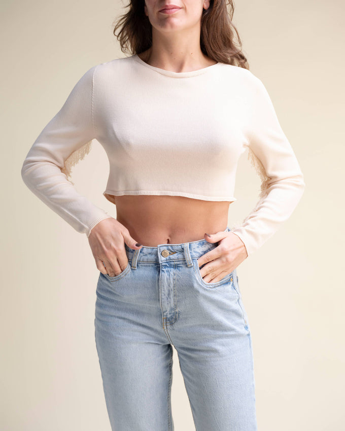 Top corto in maglia con frange sulle maniche