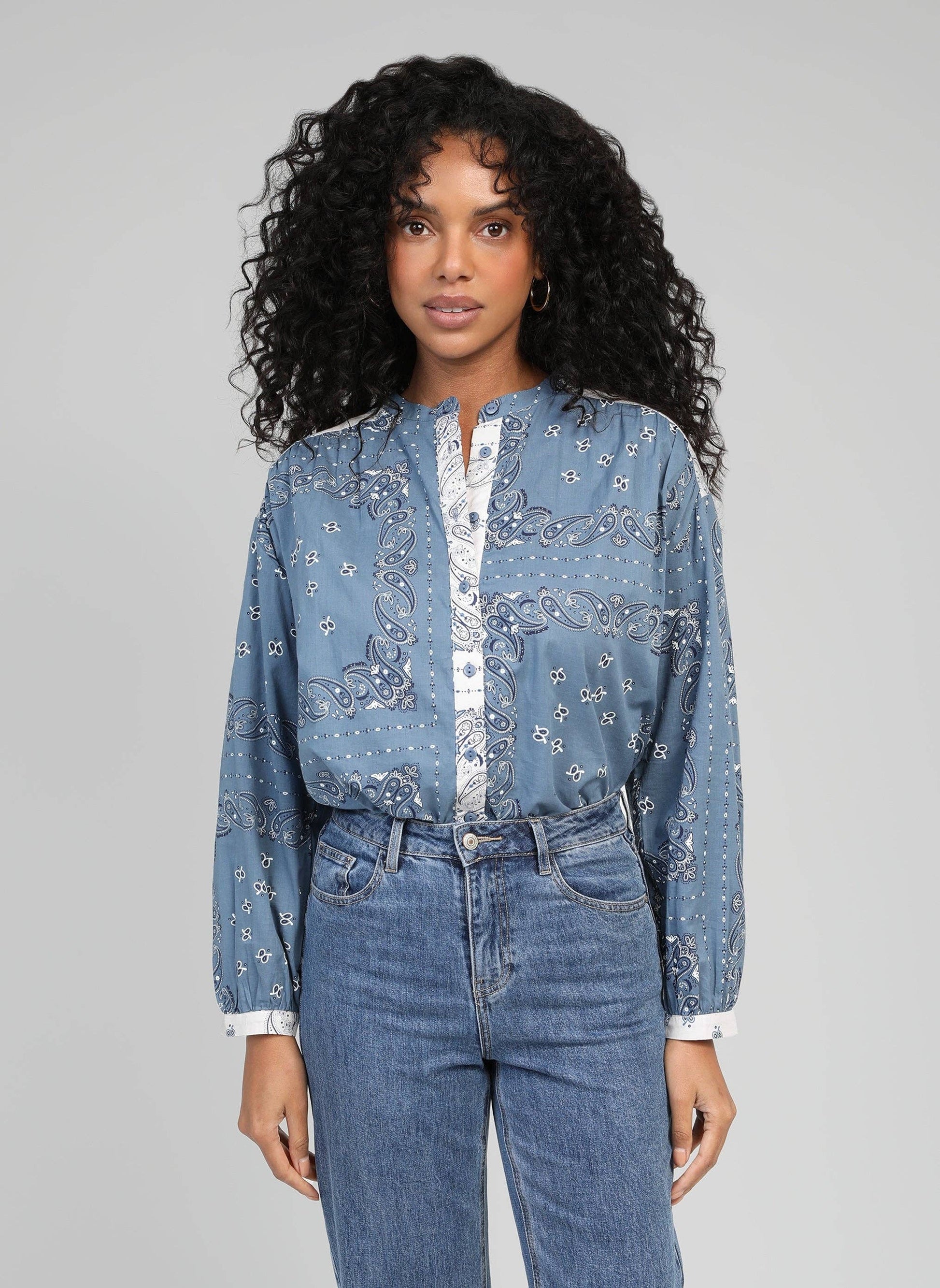 Camicia oversize in voile di cotone con stampa bandana indaco