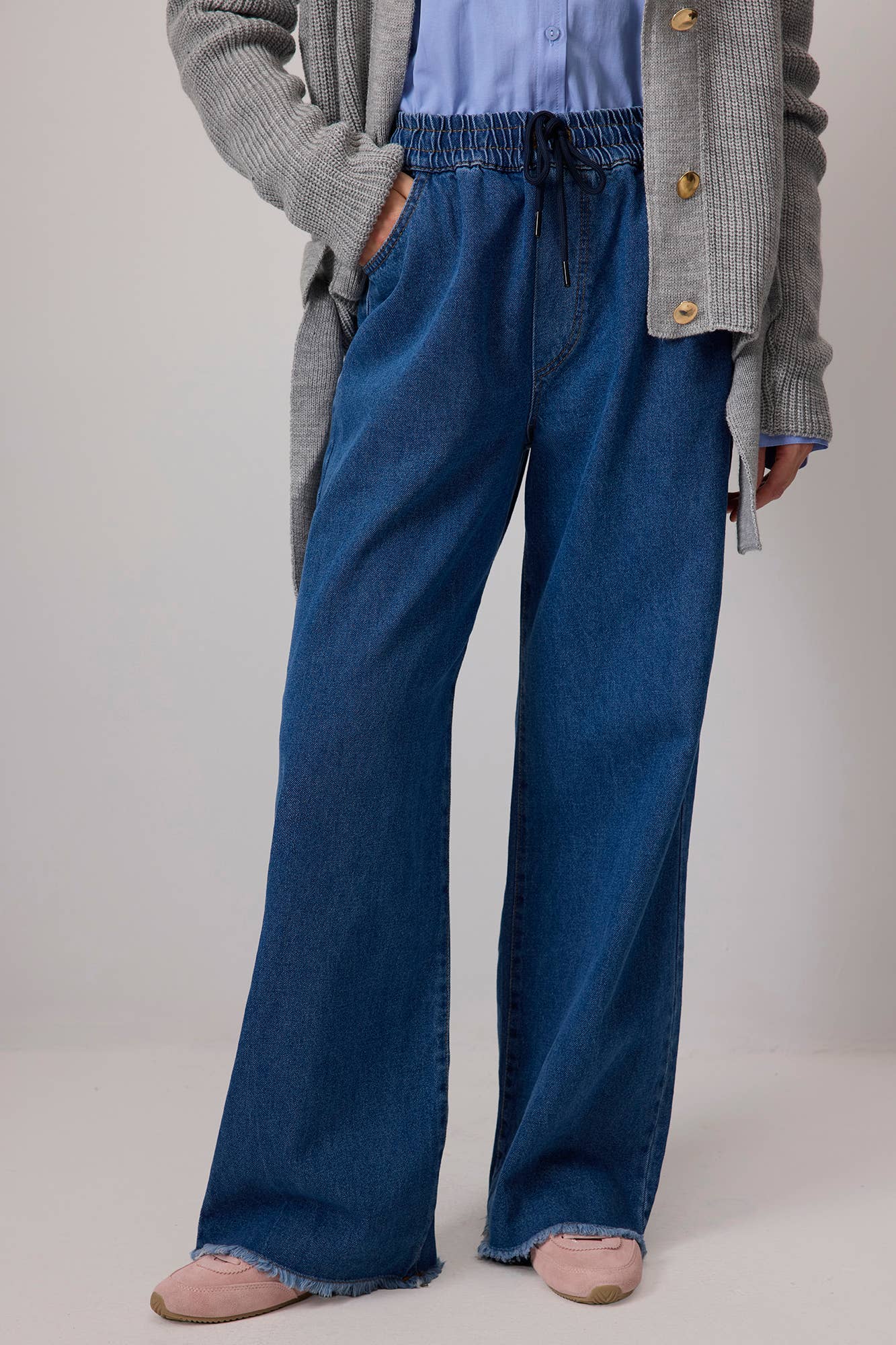 Jeans a gamba larga con vita elastica e orlo sfrangiato