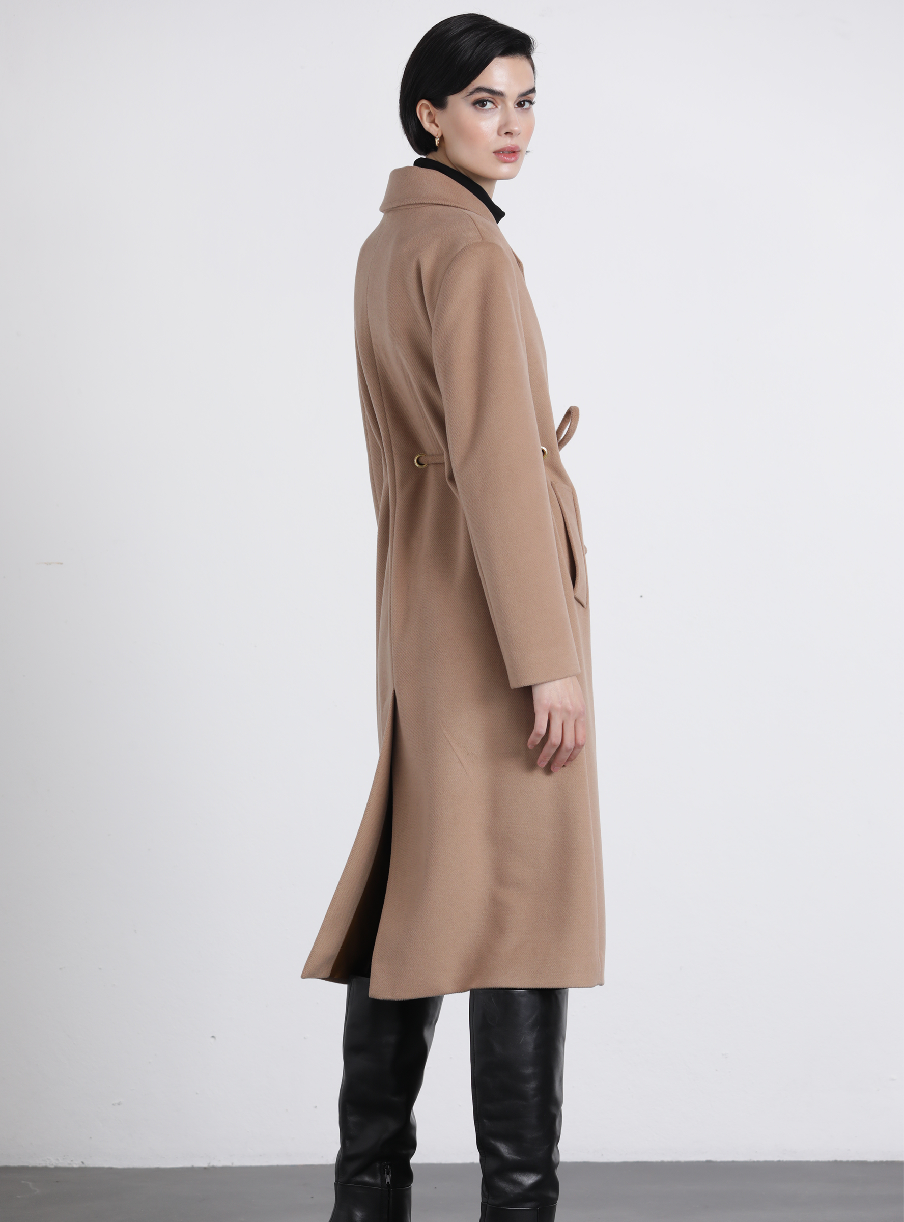Cappotto lungo con cintura e occhielli