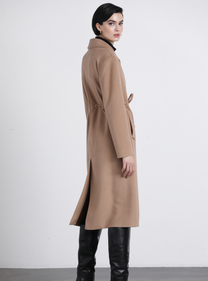 Cappotto lungo con cintura e occhielli