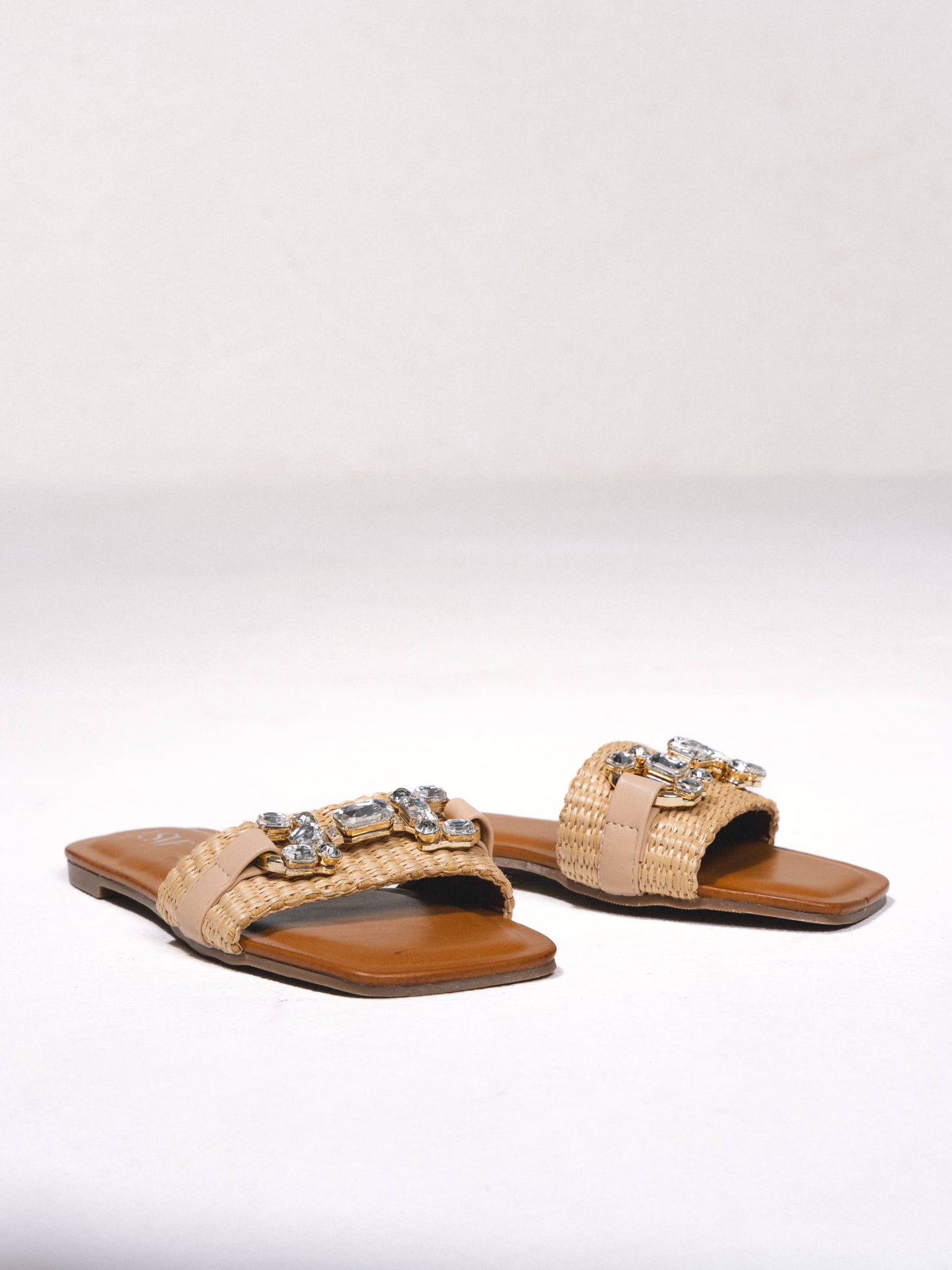 Sandali bassi in rafia con pietre brillanti