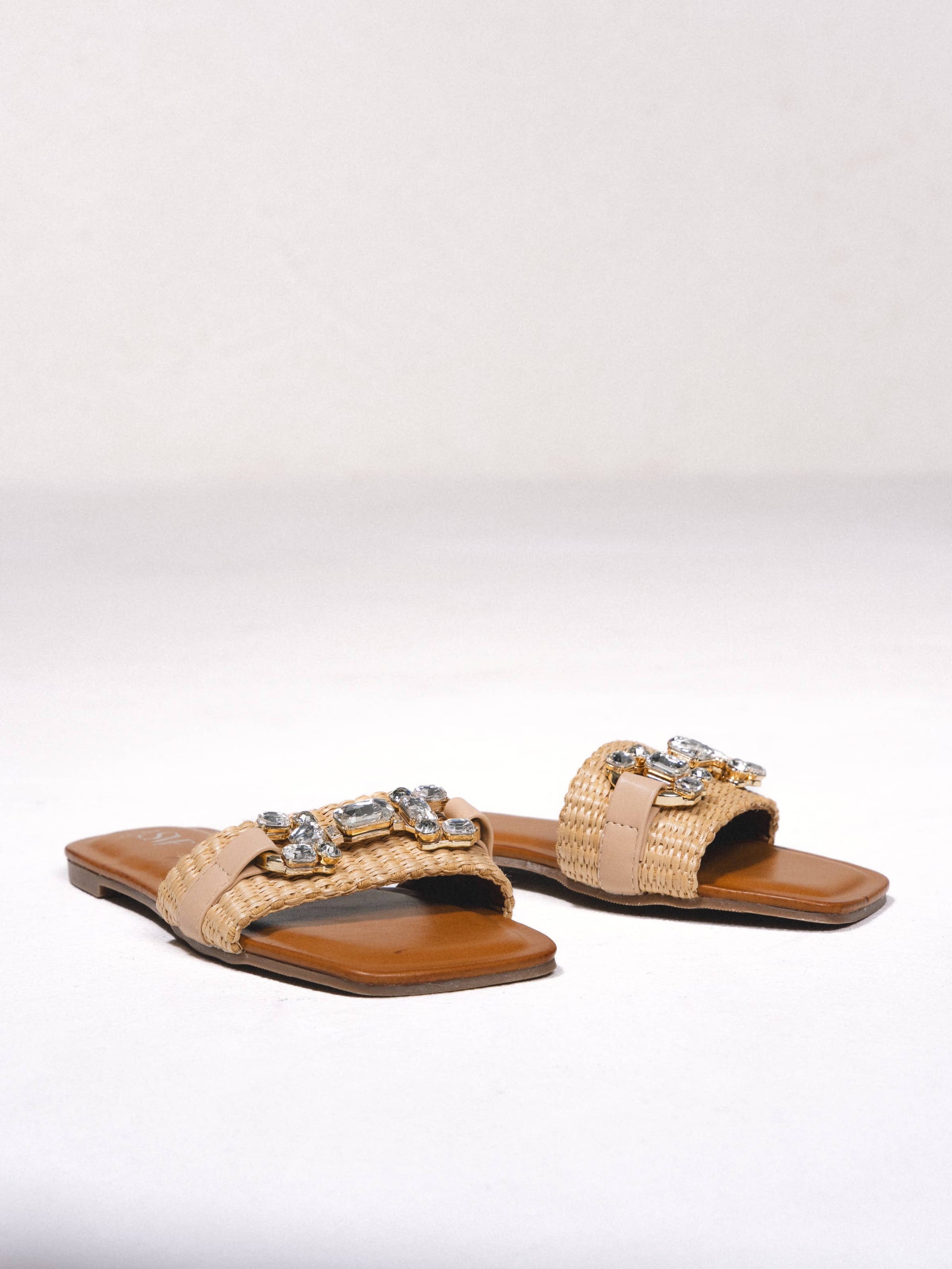 Sandali bassi in rafia con pietre brillanti