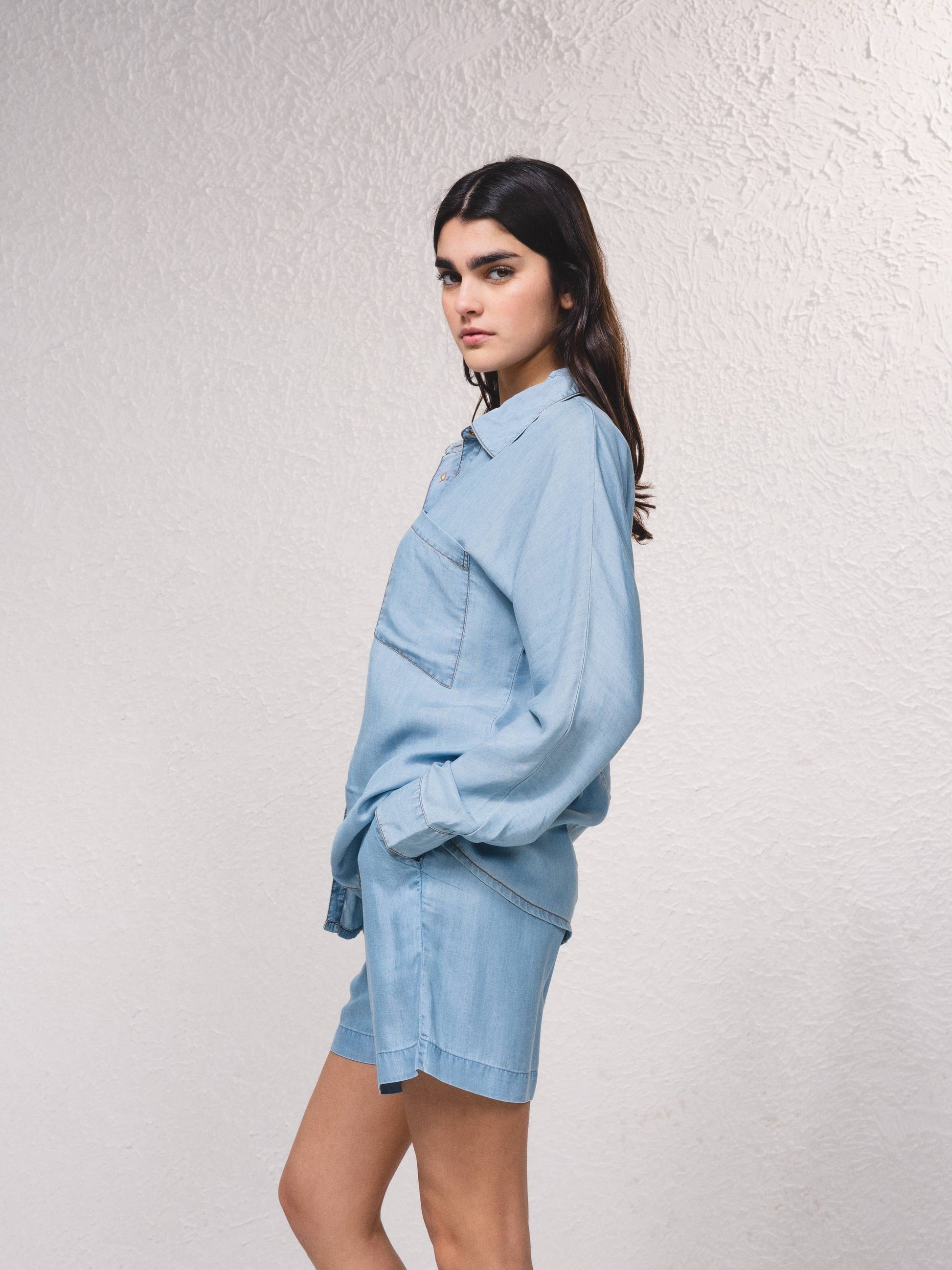Camicetta in tencel con tasche e bottoni