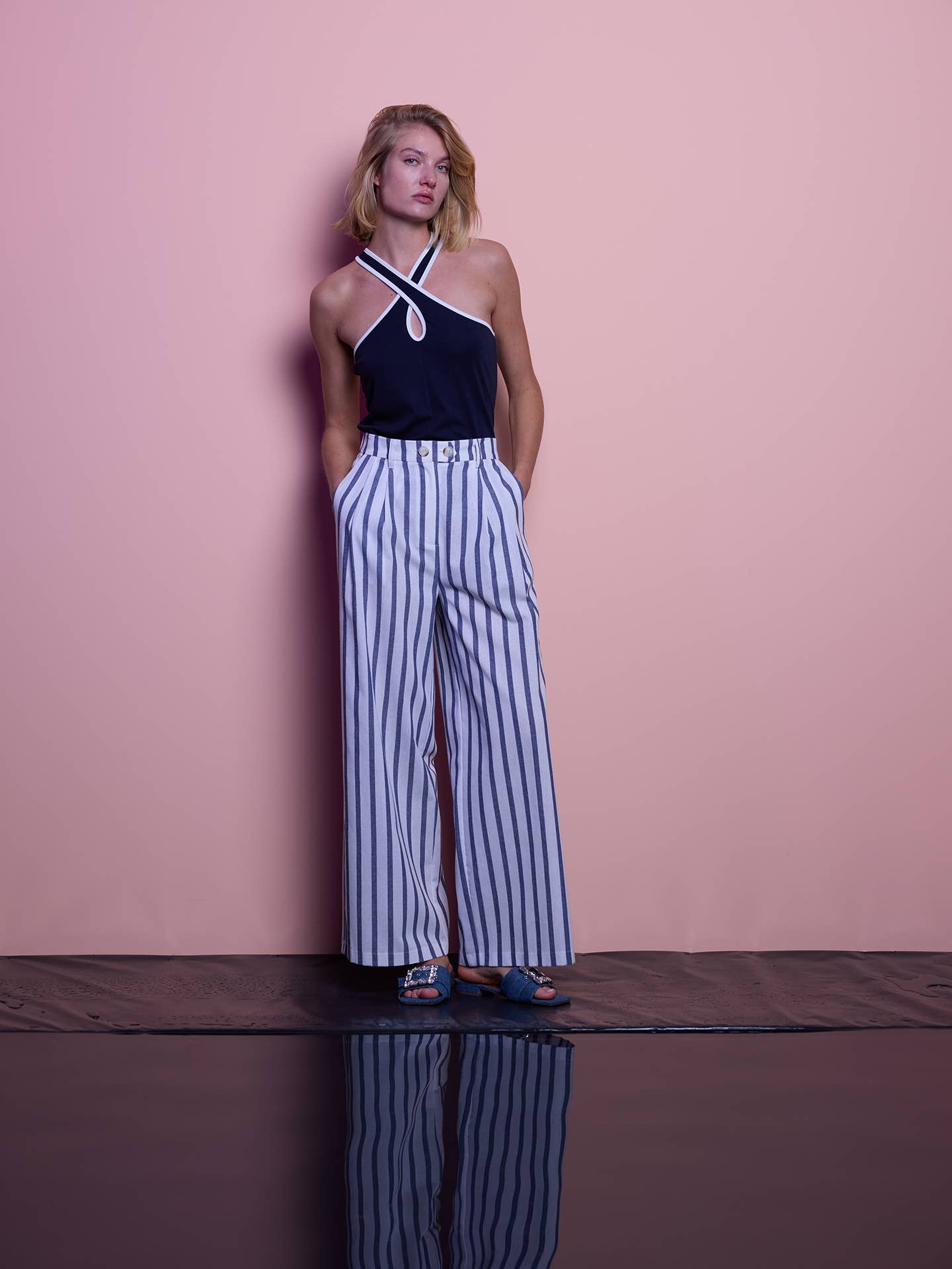 Pantaloni palazzo a righe bianche e blu