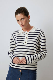 Maglione a righe con colletto polo
