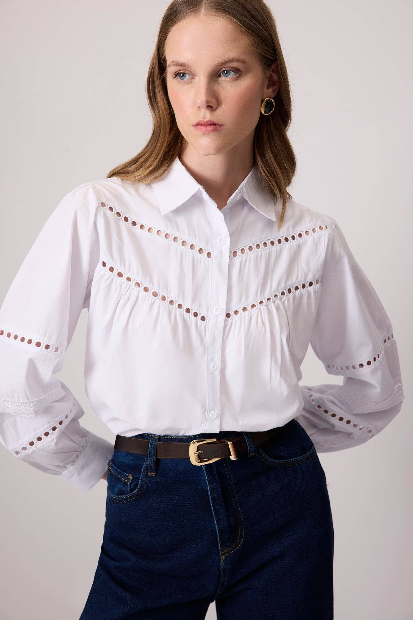 Camicia bianca con ricamo sangallo e maniche a sbuffo