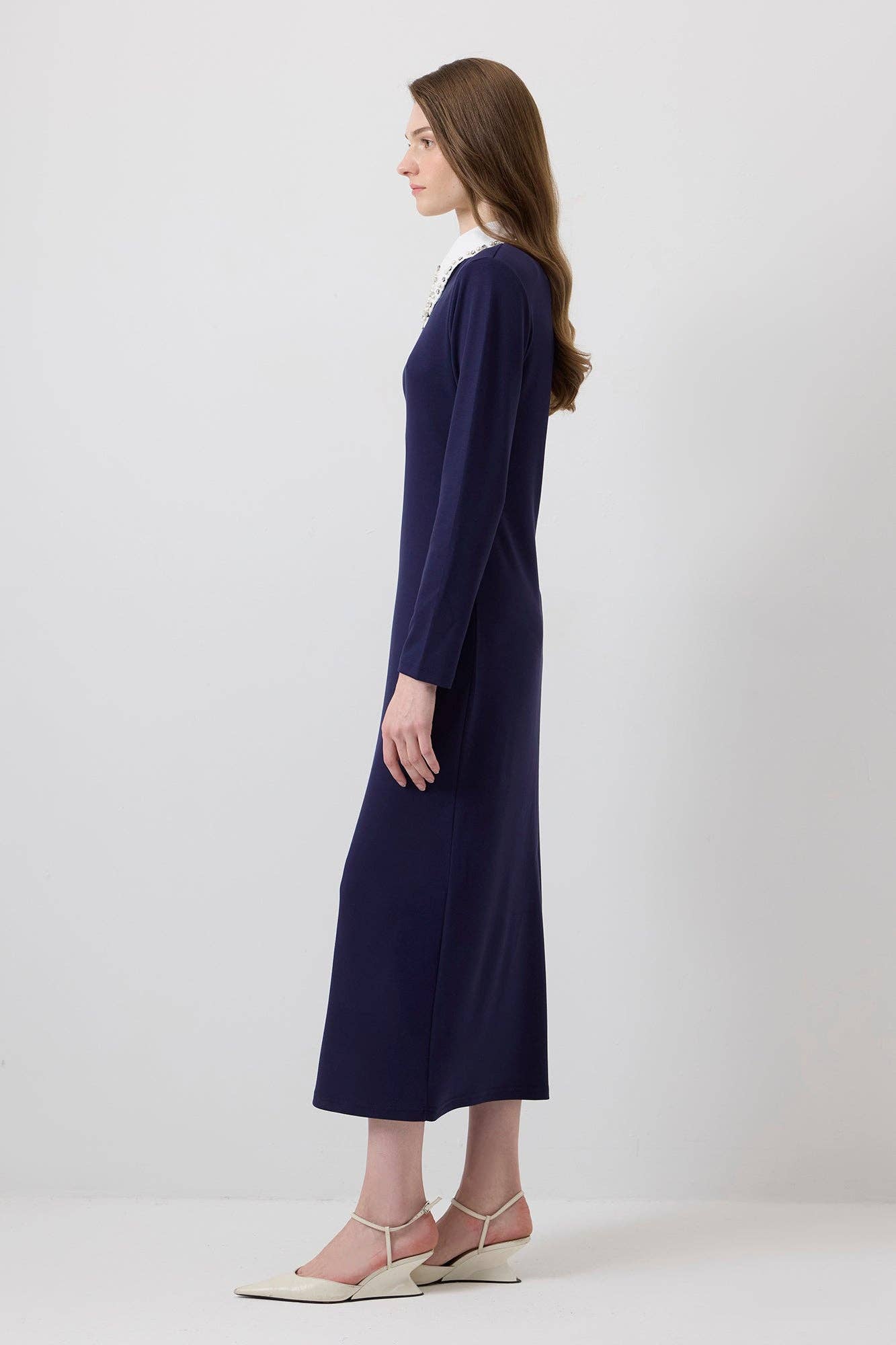 Abito midi blu con colletto gioiello