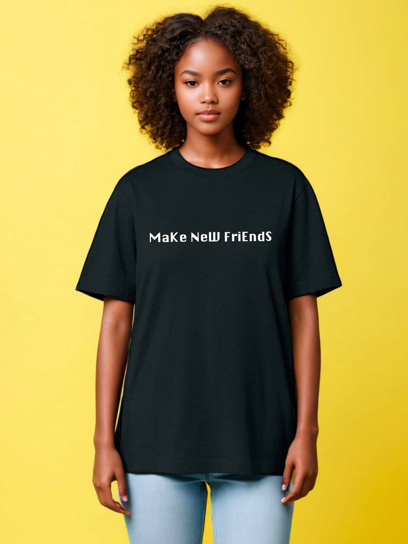 T-shirt unisex nera con stampa “Make New Friends”