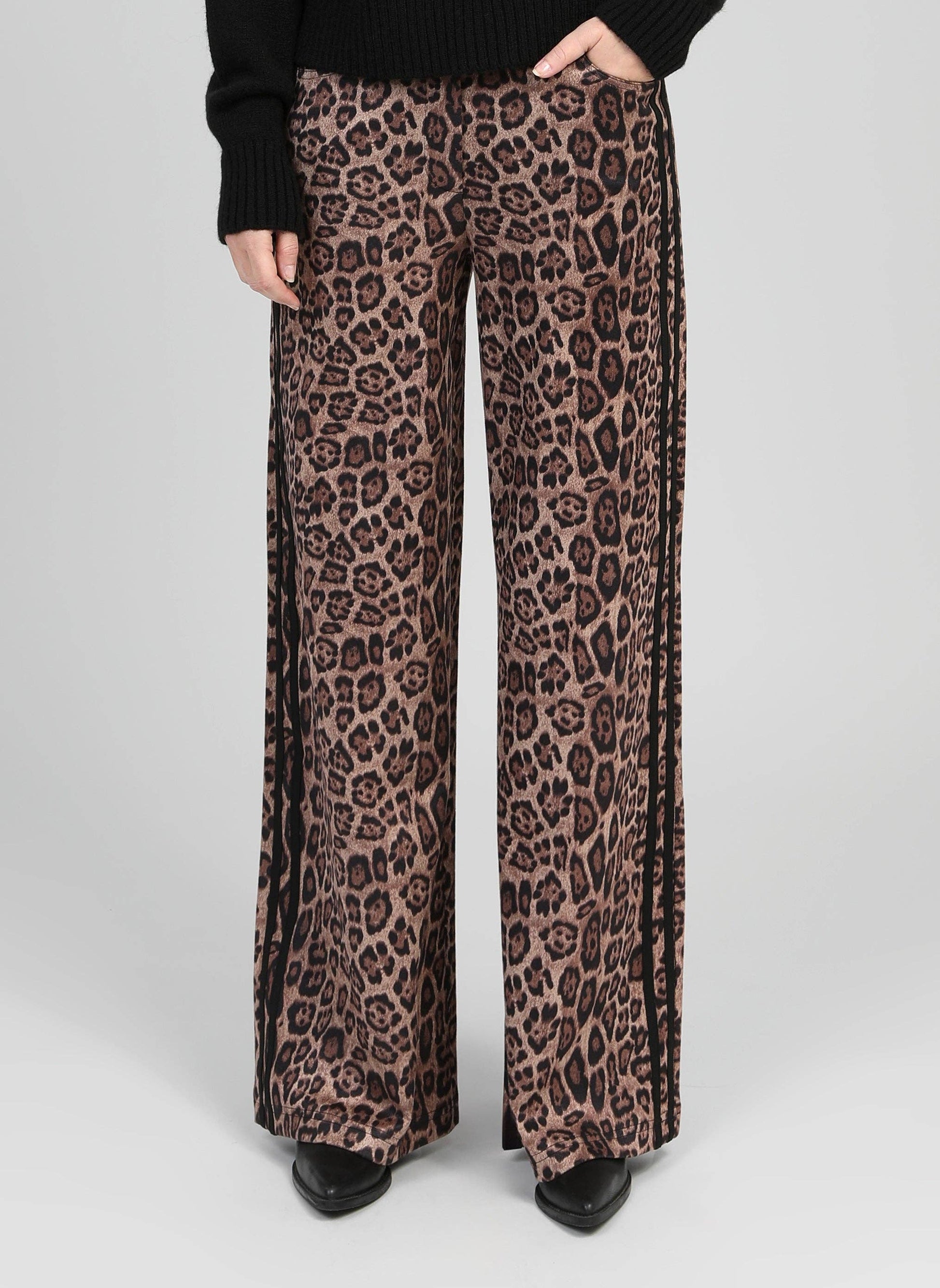 Pantaloni a zampa animalier vita alta