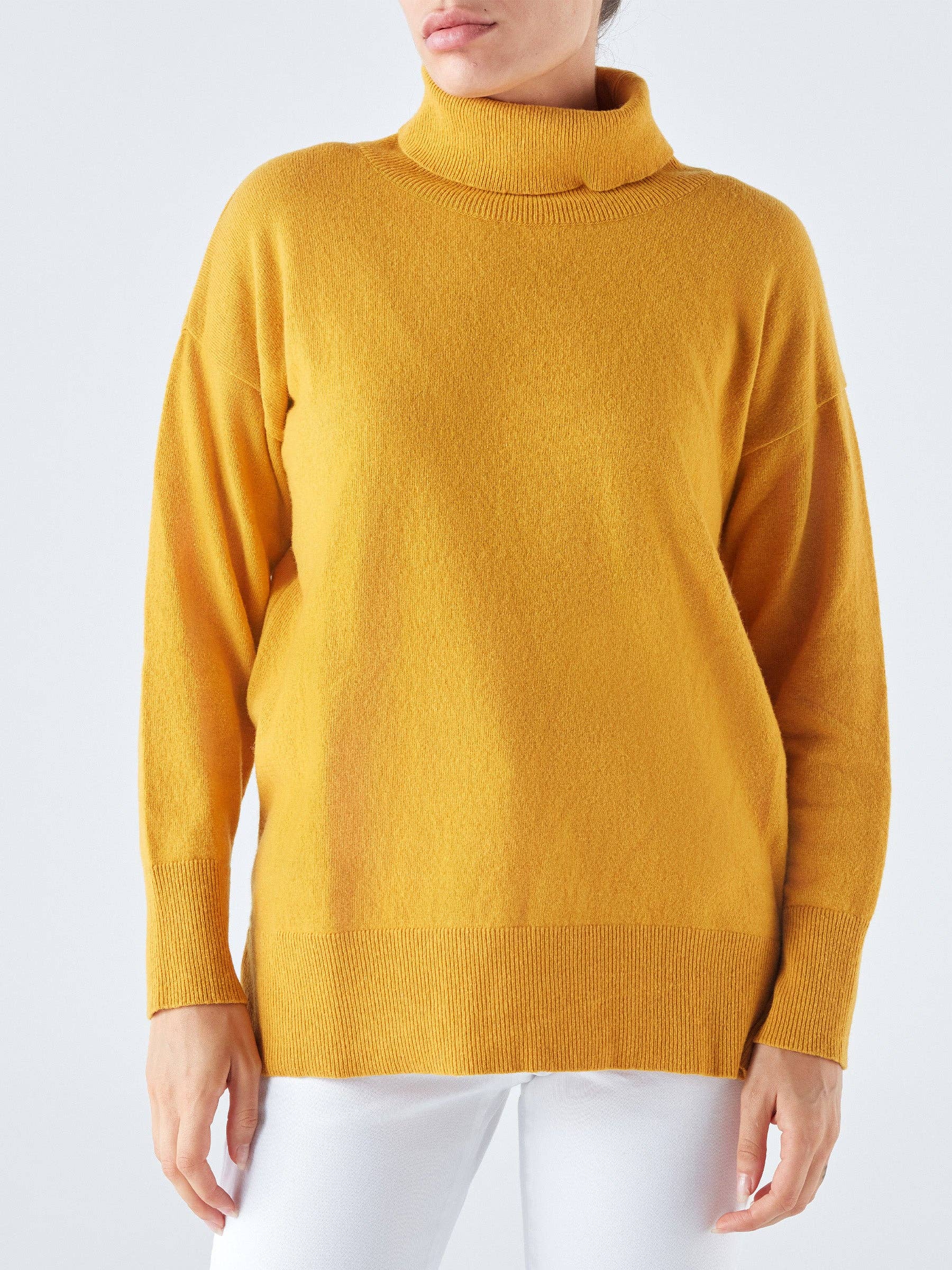 Maglione dolcevita con righe laterali