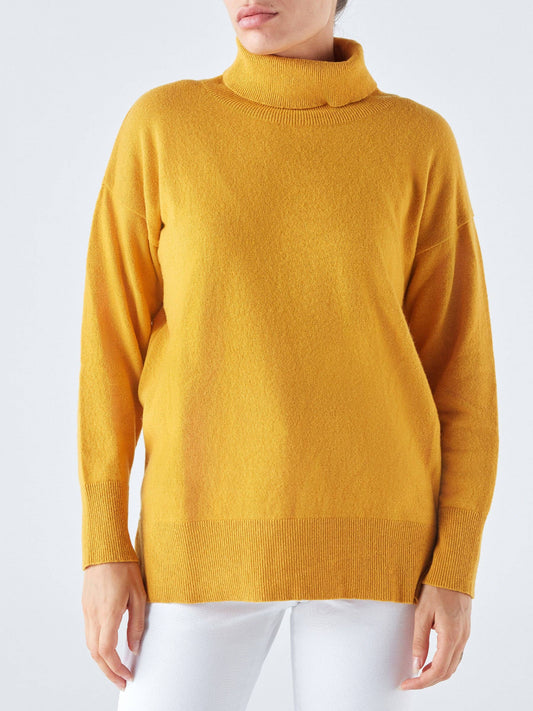 Maglione dolcevita con righe laterali