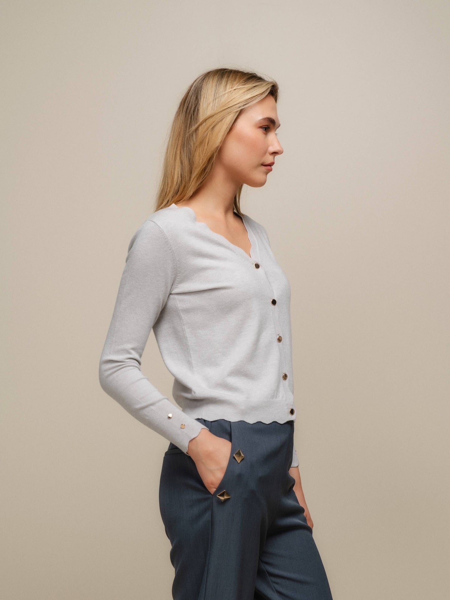 Cardigan in maglia con scollo a V smerlato