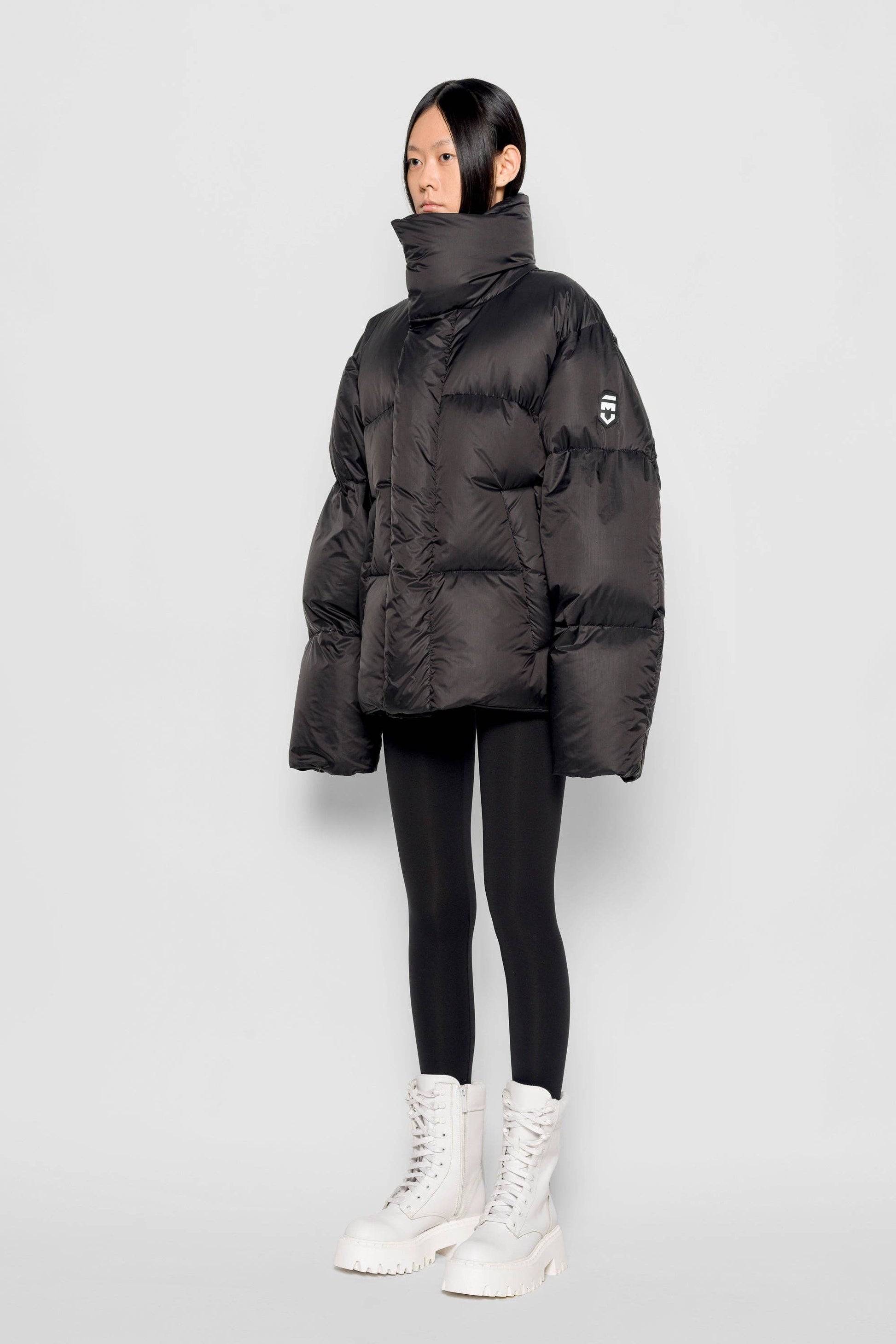 Piumino Oversize Nero con Collo Alto