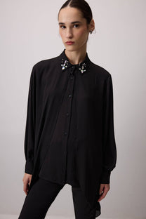 Camicia in chiffon con colletto gioiello