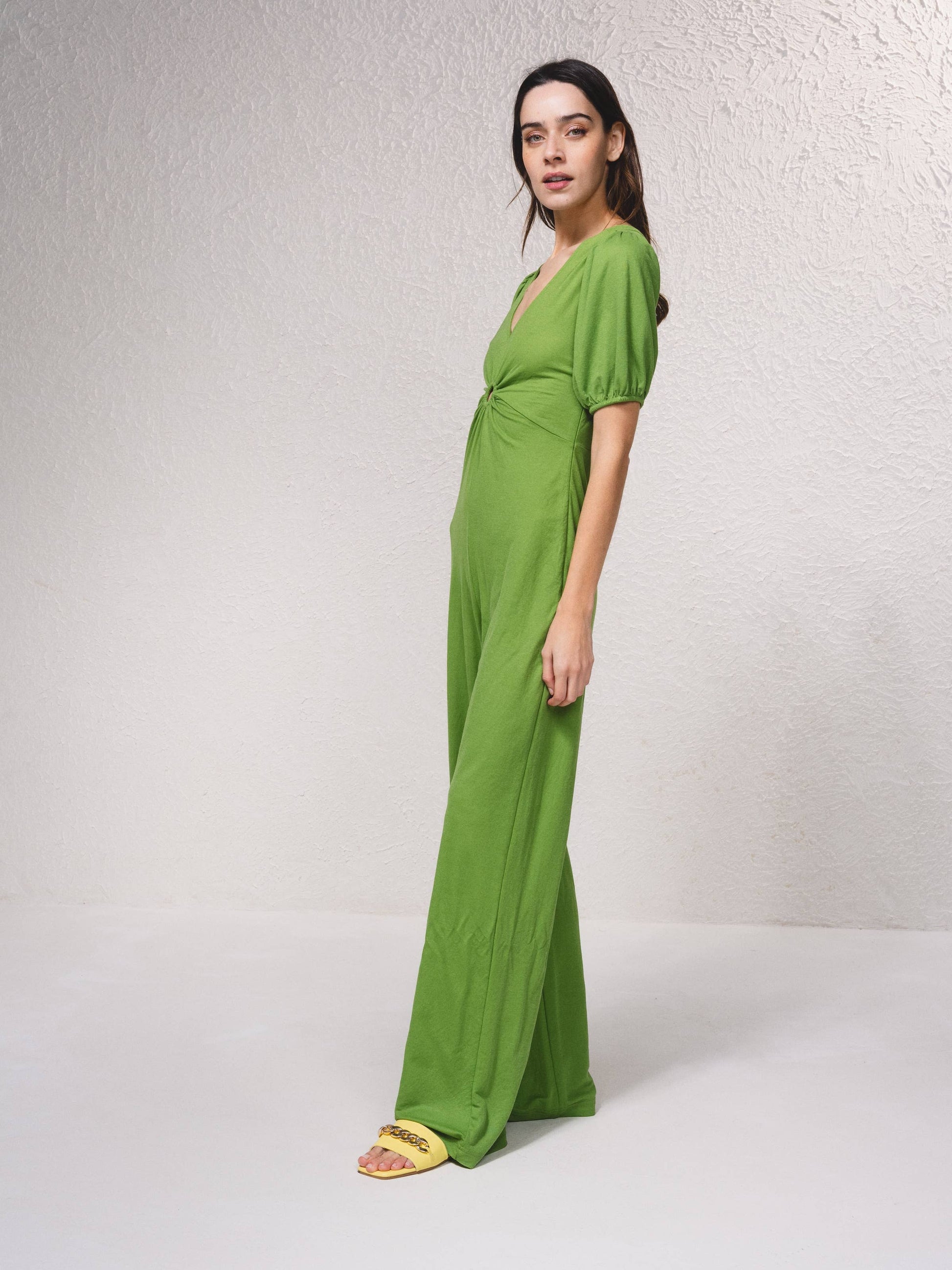 Tuta lunga a gamba larga con scollo a V e cut-out