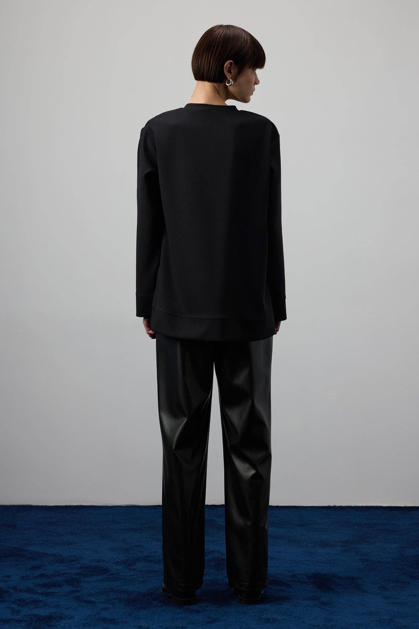 Tunica oversize nera con applicazione piumata multicolor