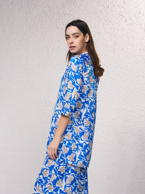 Blusa lunga in satin stampato blu