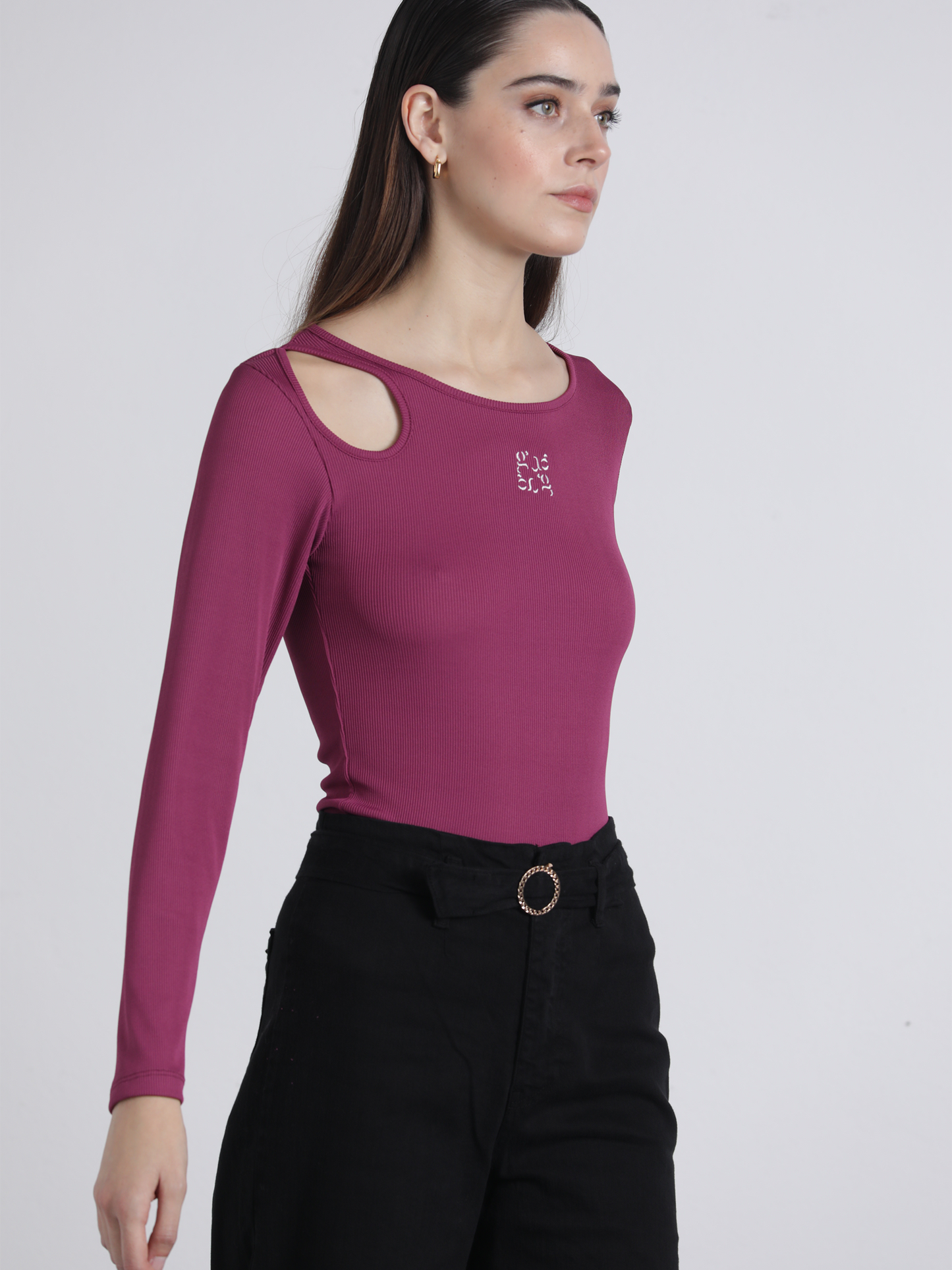 Top a costine con cut-out e ricamo