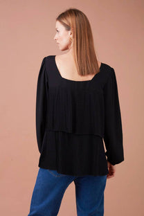 Blusa plissettata nera con scollo squadrato
