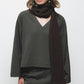 Blusa essenziale con scollo a V e orlo asimmetrico