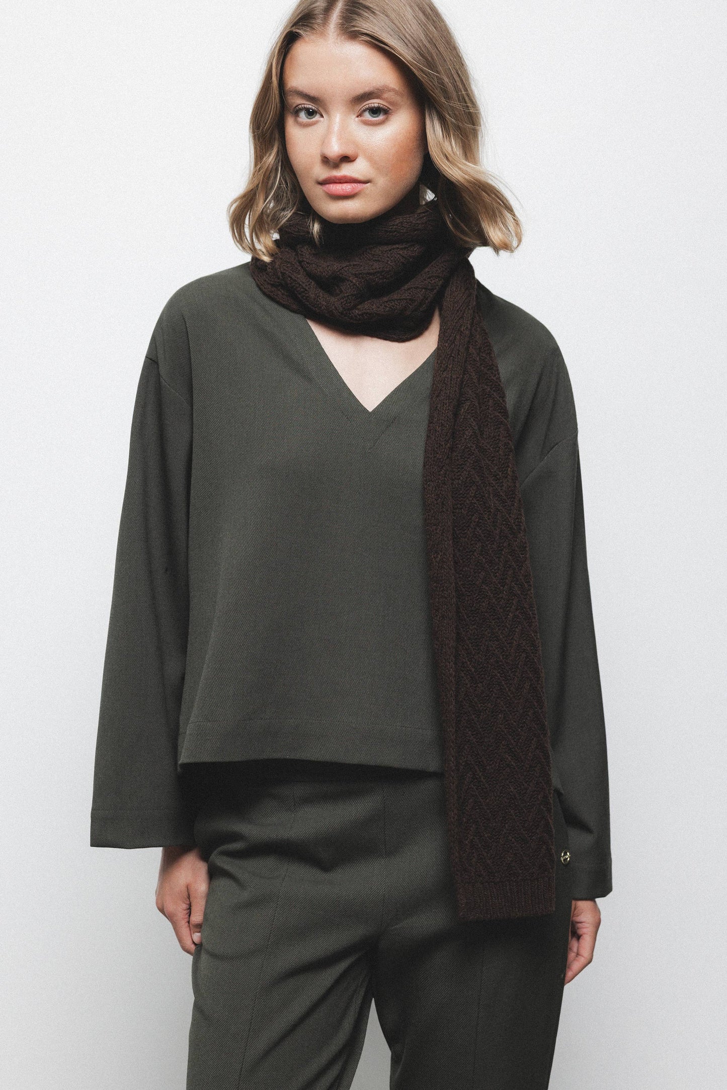 Blusa essenziale con scollo a V e orlo asimmetrico