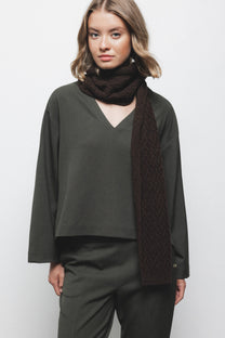 Blusa essenziale con scollo a V e orlo asimmetrico