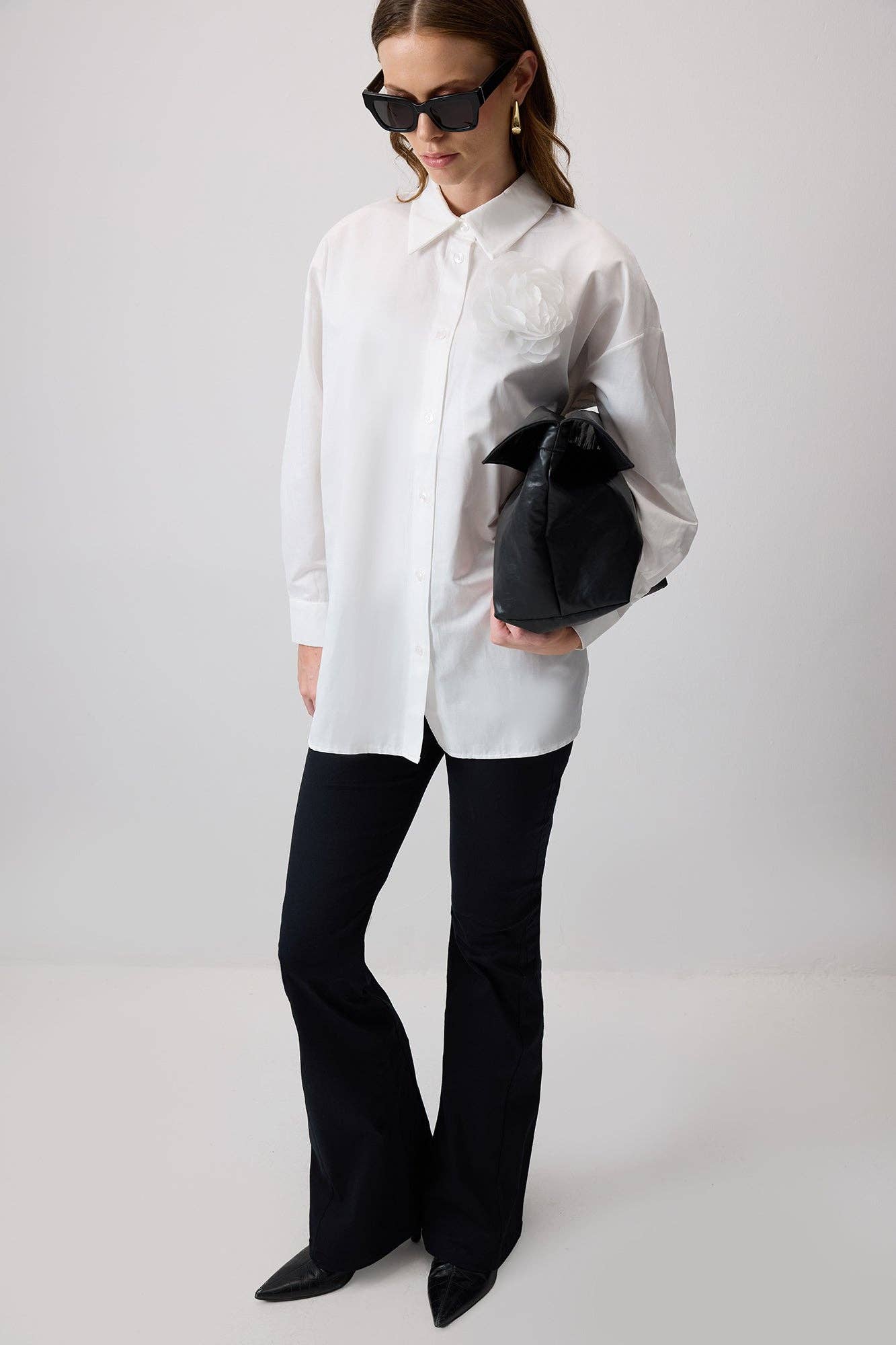 Camicia con spilla floreale in organza