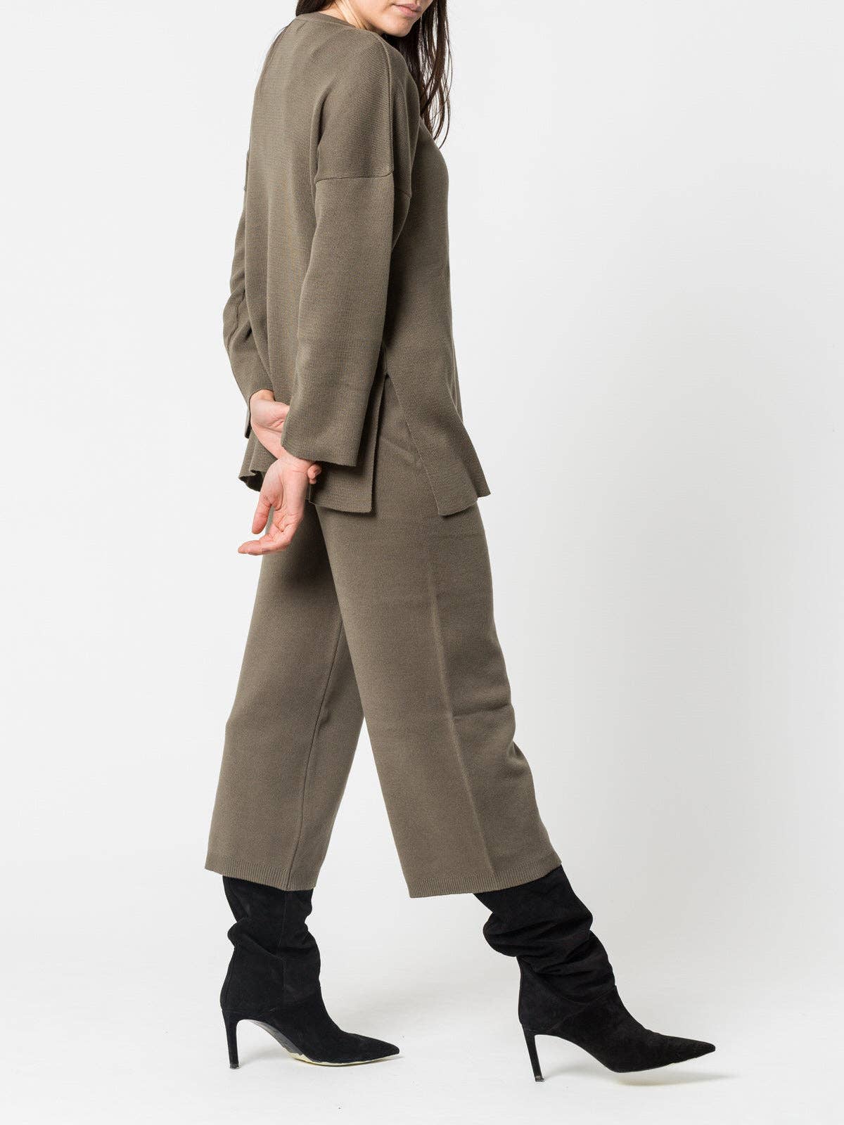 Completo in maglia oversize con pantaloni a gamba ampia