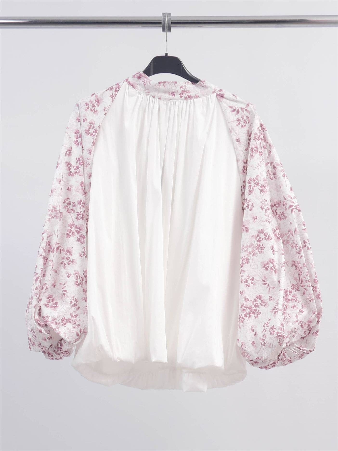 Blusa floreale con maniche a sbuffo