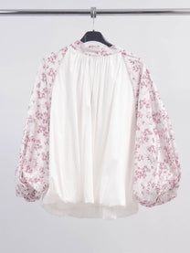 Blusa floreale con maniche a sbuffo