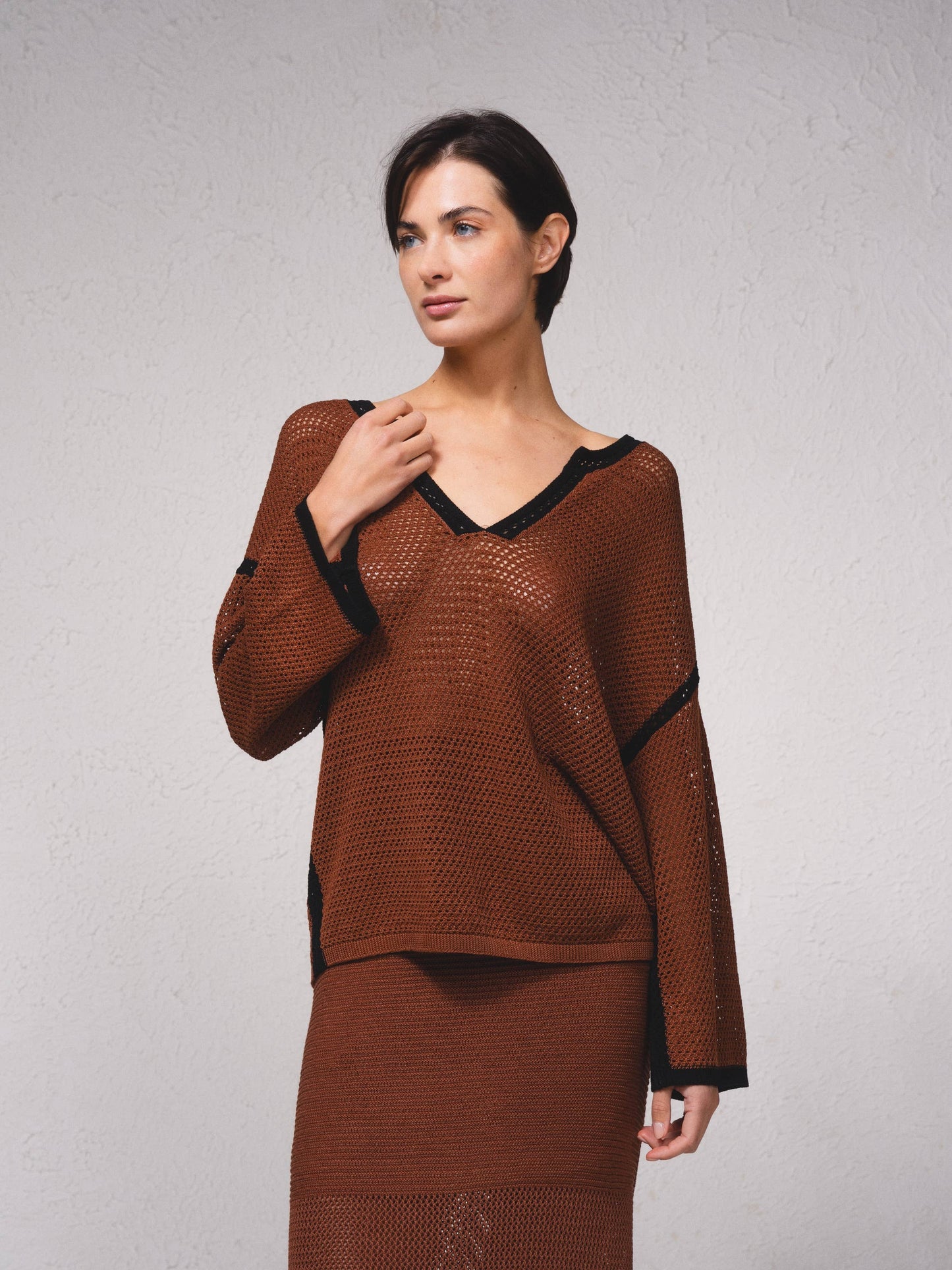 Maglione in maglia traforata con dettagli a contrasto e scollo a V