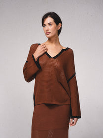 Maglione in maglia traforata con dettagli a contrasto e scollo a V