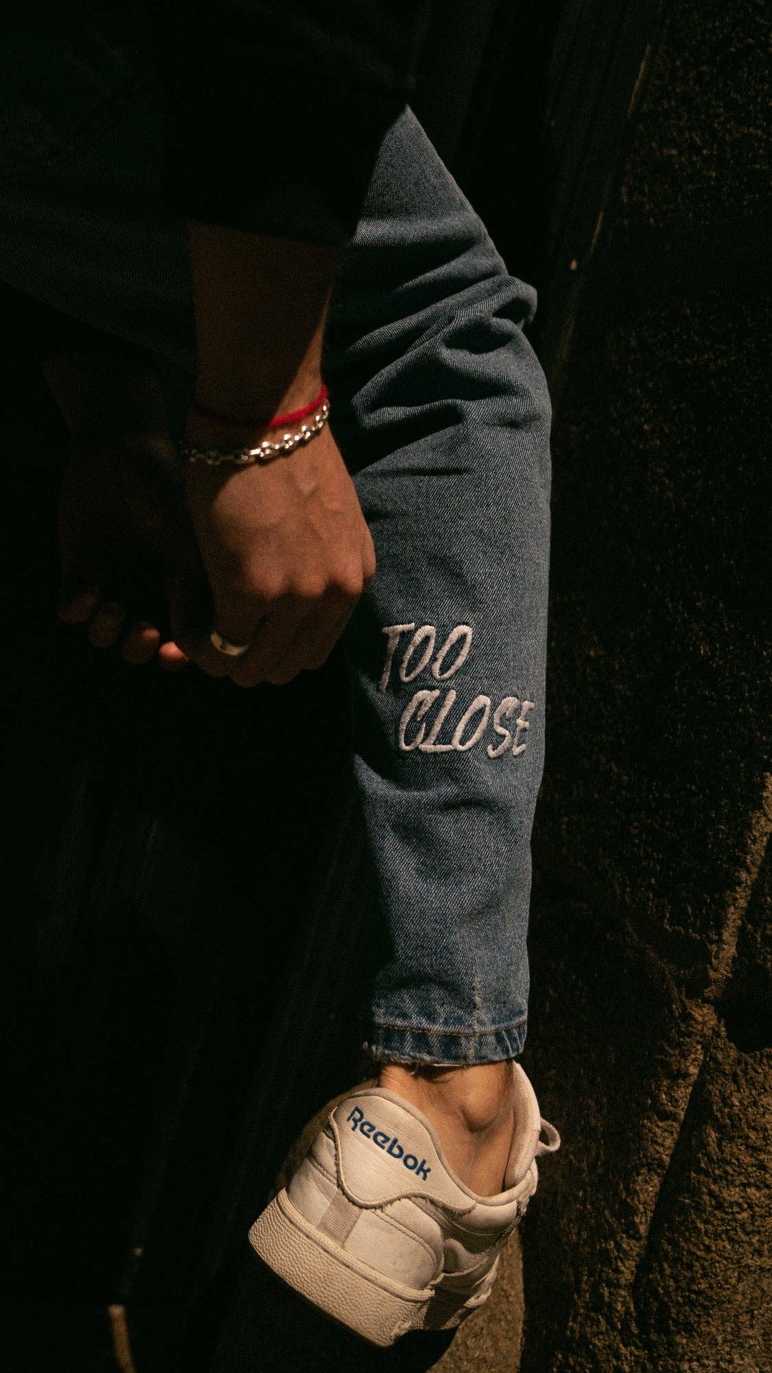 Jeans in denim di cotone organico con ricamo