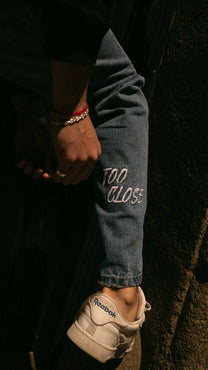 Jeans in denim di cotone organico con ricamo